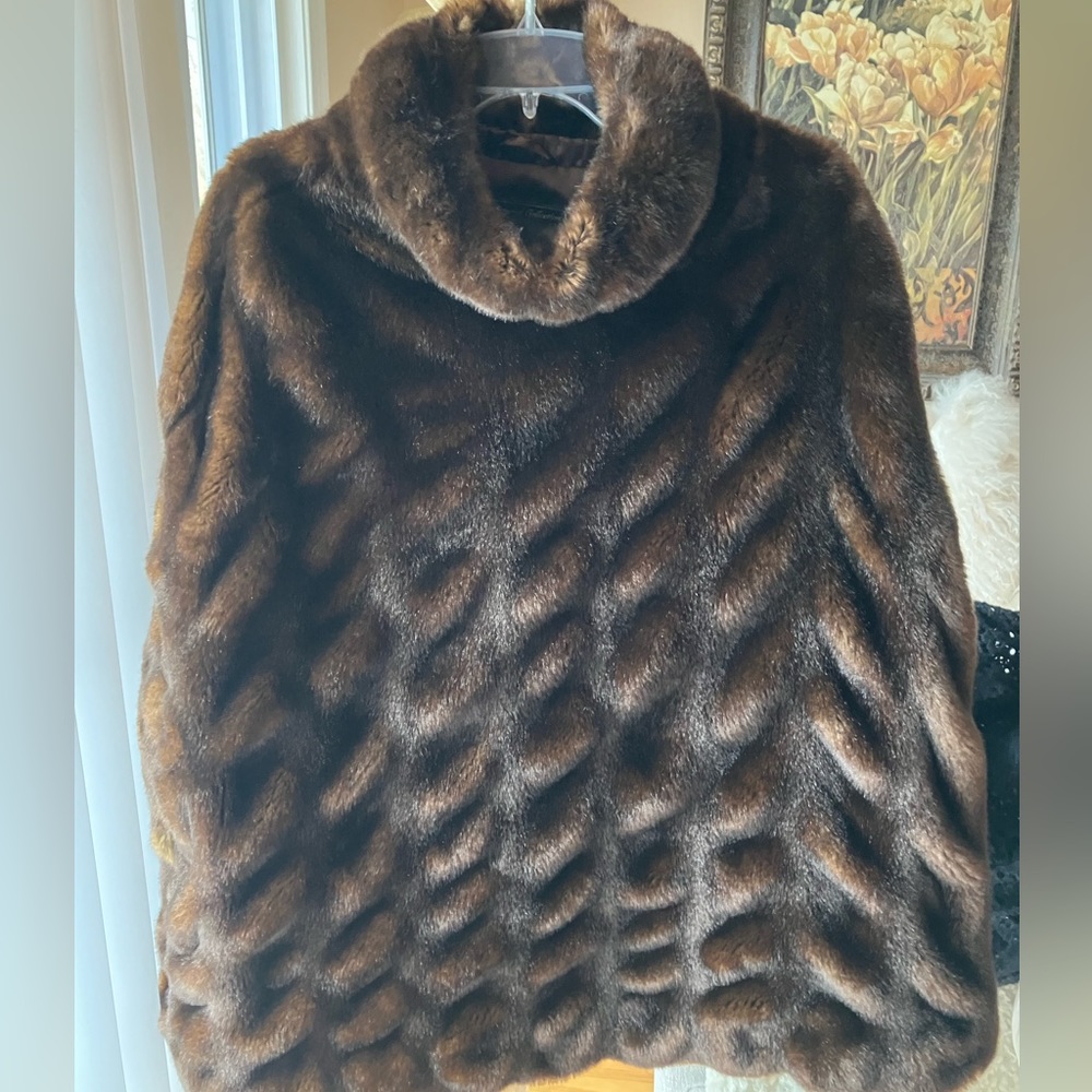 Pamela Mccoy/ Black Diamond Collection sz M faux fur poncho